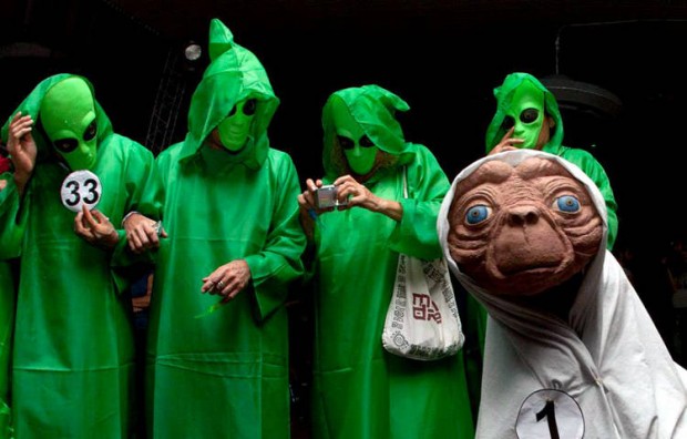 Festejan el carnaval, pero vestidos de extraterrestres - 24CON