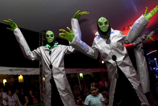 Festejan el carnaval, pero vestidos de extraterrestres - 24CON